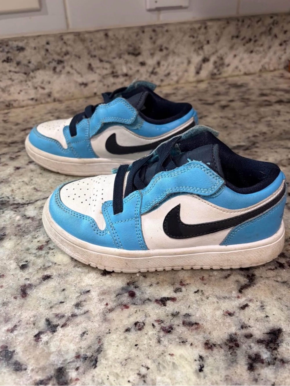 Air Jordan Nike Kids Low-Top Sneakers in Blue, White and Black